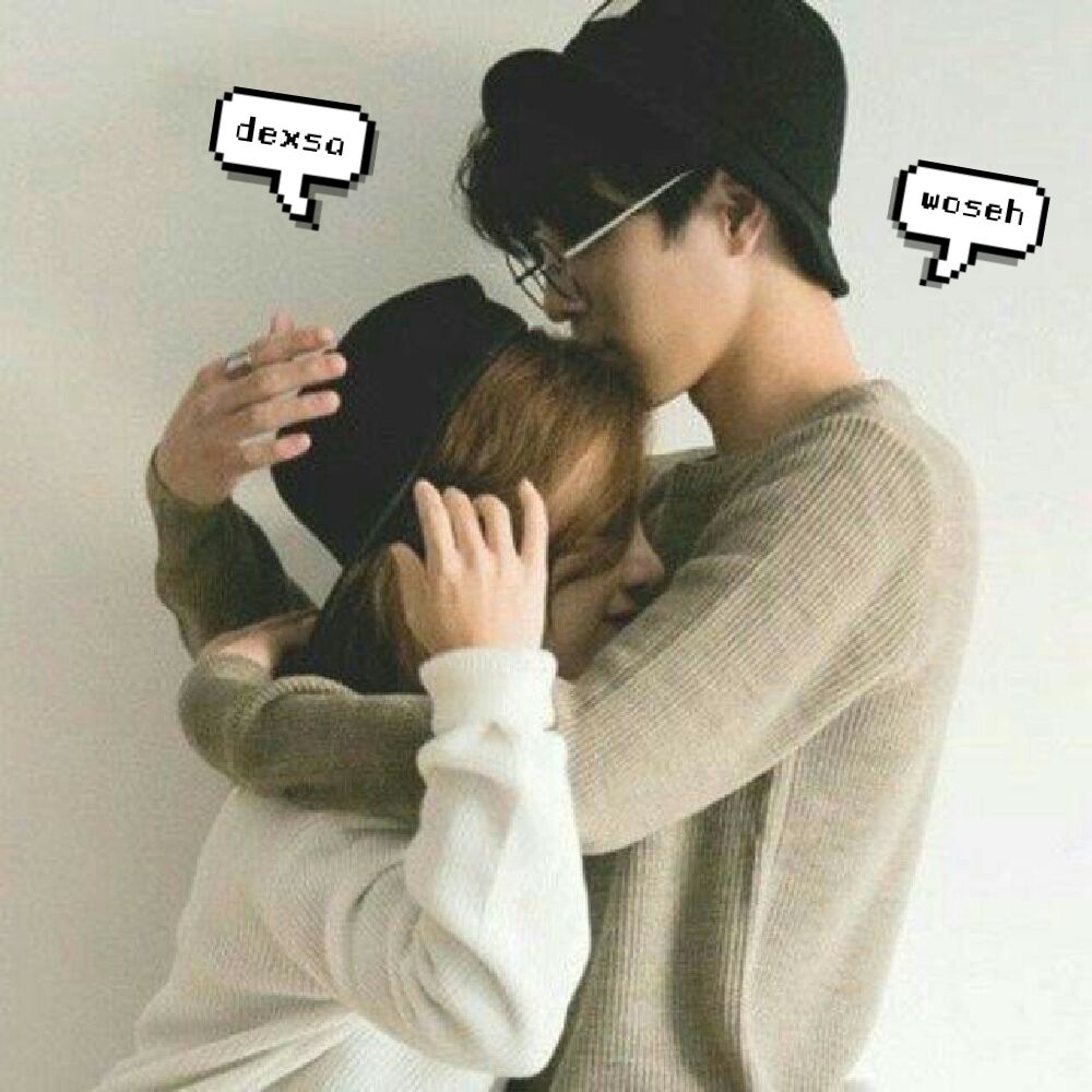 Кореец обнимает девушку
